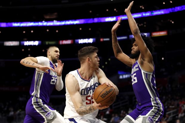 LOS ANGELES, CALIFORNIA - OCTOBER 06: Isaiah Hartenstein #55 of the Los Angeles Clippers looks to pass the ball against Marvin Bagley III #35 of the Sacramento Kings during the second quarter of the preseason game at Staples Center on October 06, 2021 in Los Angeles, California. NOTE TO USER: User expressly acknowledges and agrees that, by downloading and/or using this Photograph, user is consenting to the terms and conditions of the Getty Images License Agreement. (Photo by Katelyn Mulcahy/Getty Images)